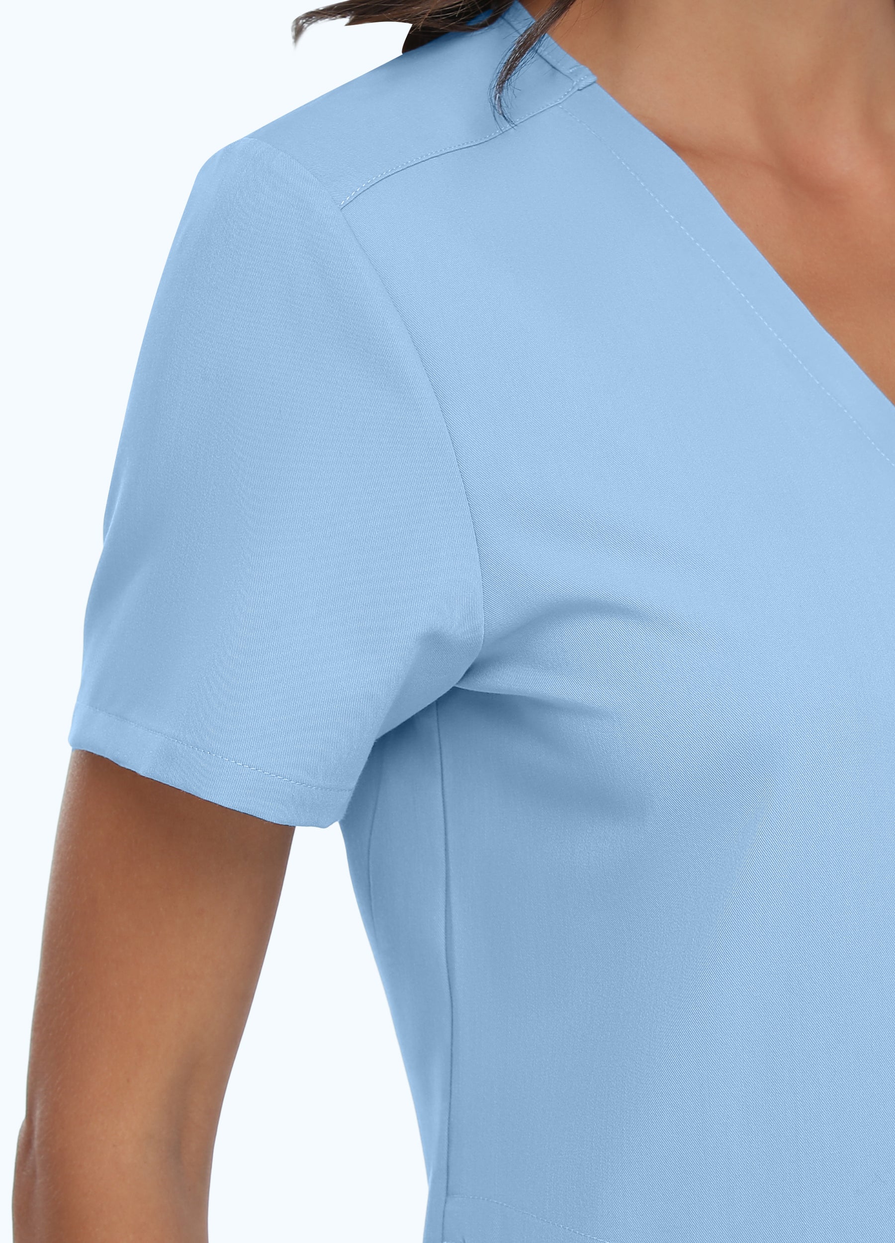 Haut d'uniforme médical basique à 2 poches et encolure en V pour femme