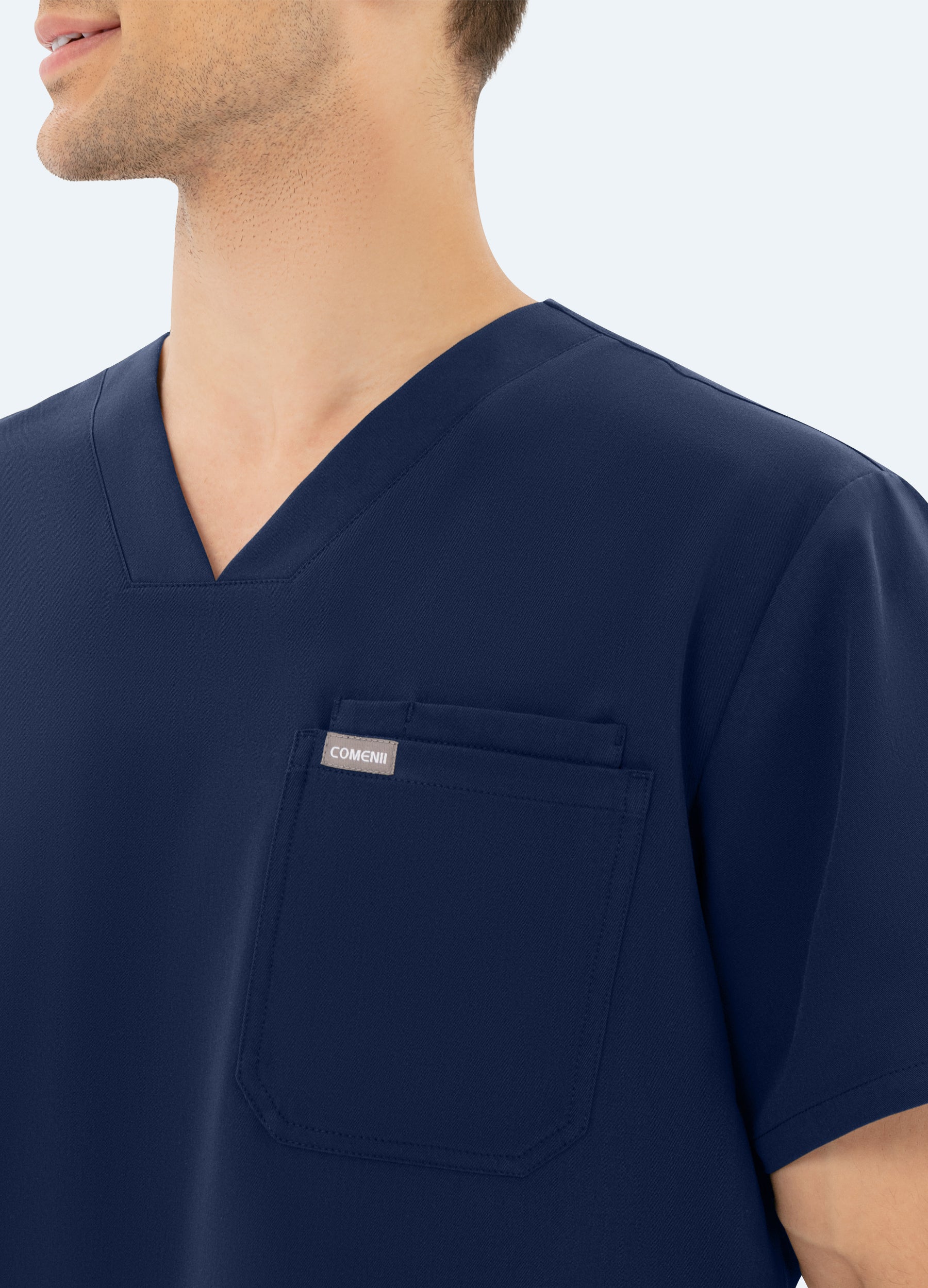 Blusa médica entallada con 2 bolsillos en el pecho para hombre