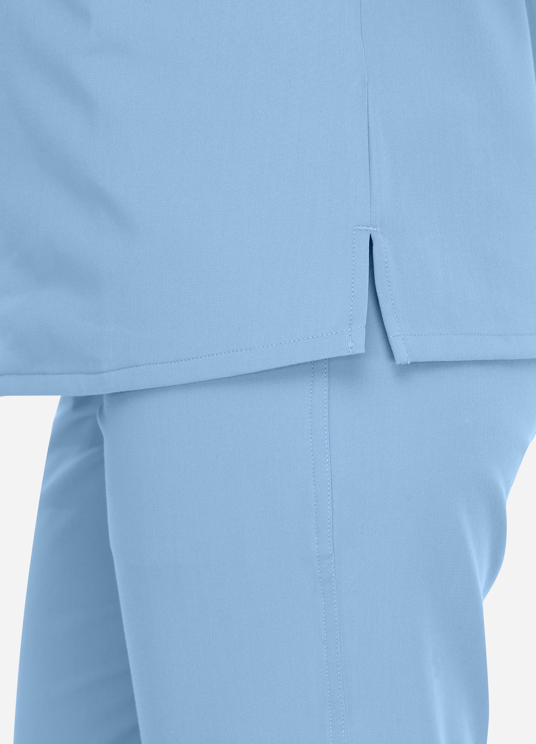 Haut d'uniforme médical ajusté à 3 poches et encolure en V pour femme
