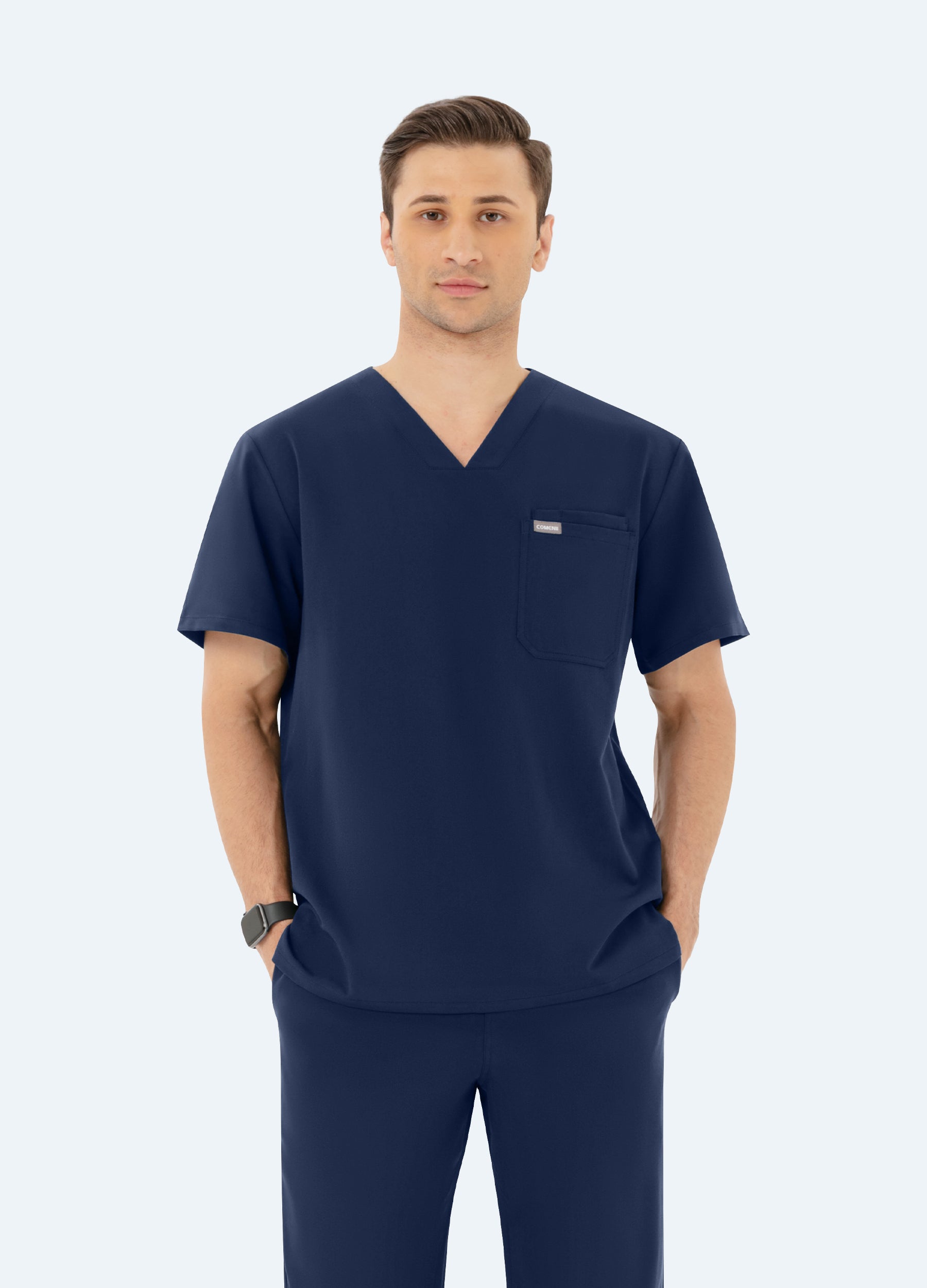 Blusa médica entallada con 2 bolsillos en el pecho para hombre