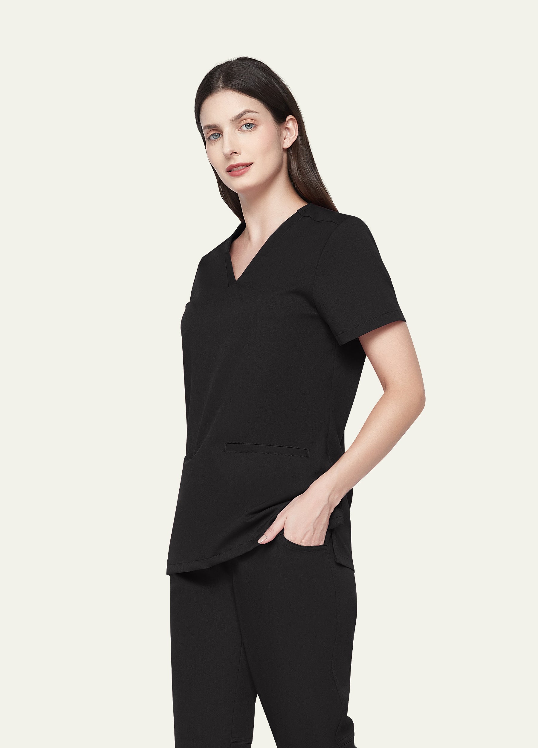 Haut d'uniforme médical ajusté à 3 poches et encolure en V pour femme