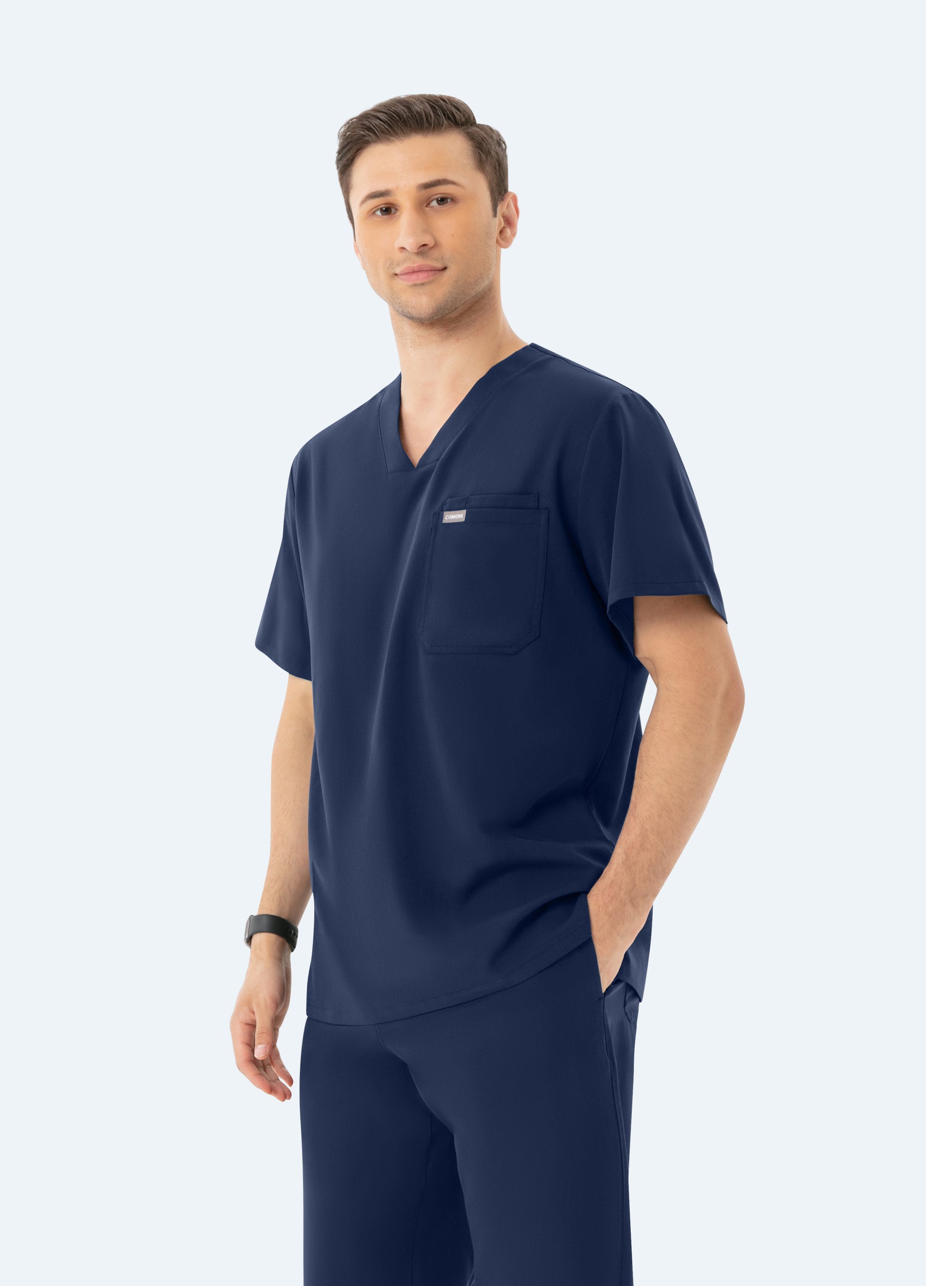 Blusa médica entallada con 2 bolsillos en el pecho para hombre